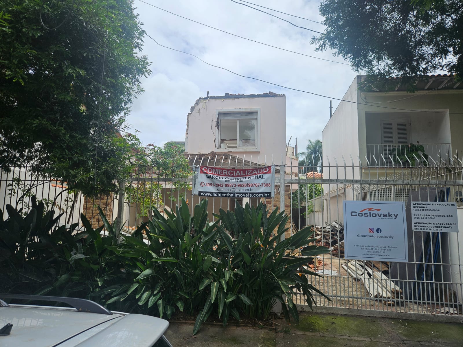 Fachada de residência em processo de demolição