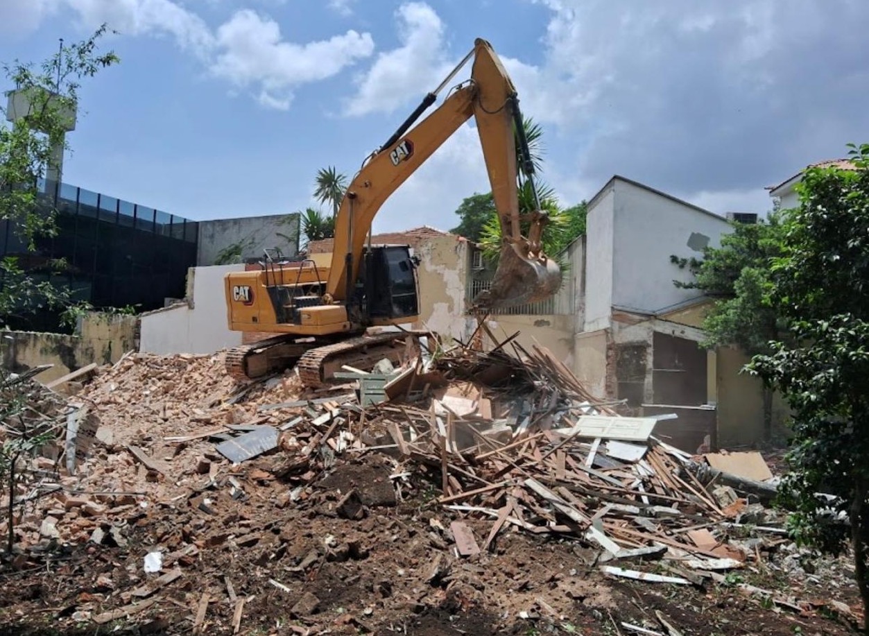 Terreno em preparação com remoção de estruturas e entulho