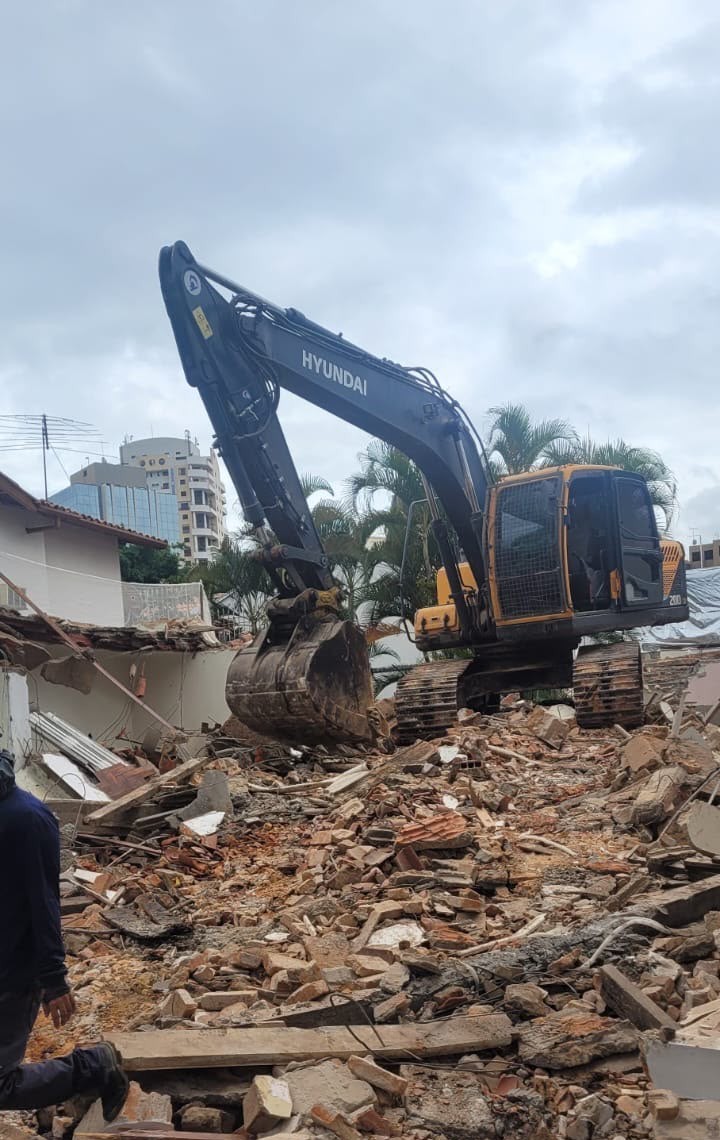 Escavadeira Hyundai posicionada em canteiro de obras