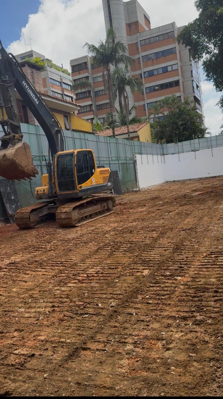 Escavadeira Hyundai em terreno nivelado após terraplanagem